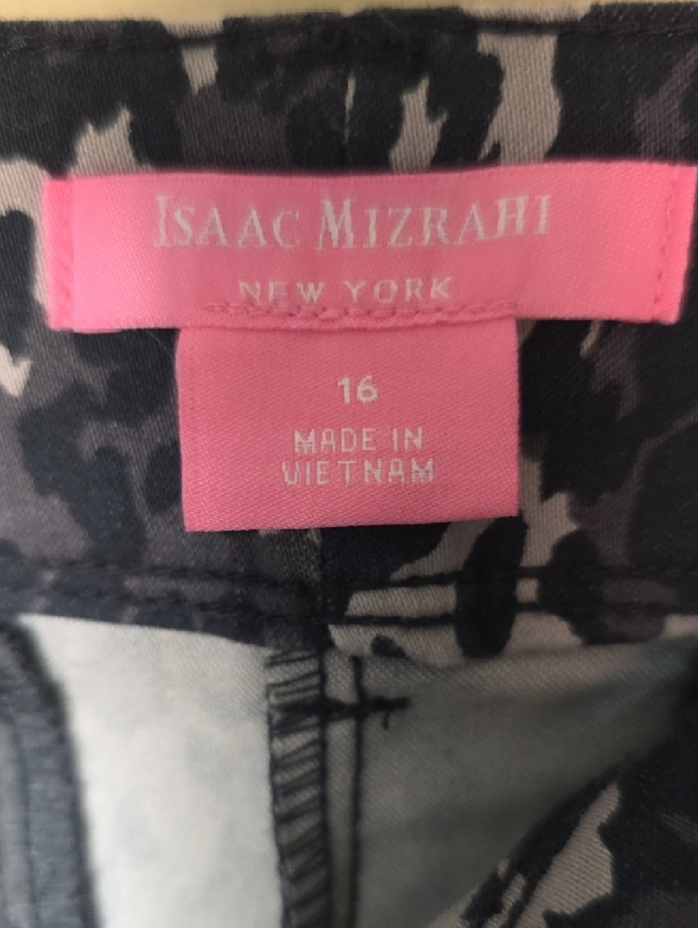 Isaac Mizrahi NY Leopard Print Shorts Size 16 Black Gray - Picture 2 of 8